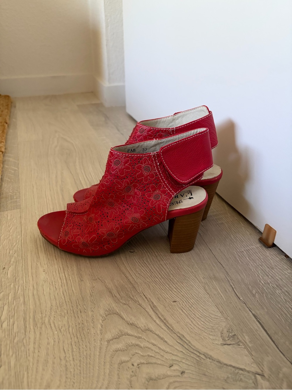 L’Artiste Spring Step Red Floral Peep-Toe Block Heel Sandals